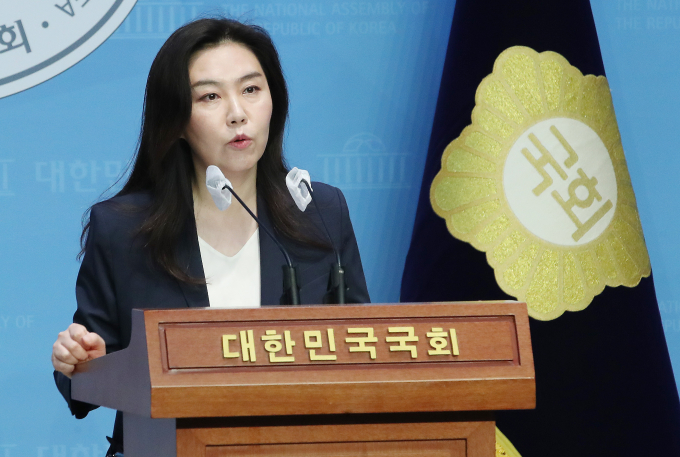 더불어민주당이 부처님오신날을 맞아 윤석열 대통령에게 독단에서 탈피할 것을 요청했다. 사진은 강유정 민주당 원내대표가 지난 12일 국회에서 브리핑하는 모습. /사진=뉴스1
