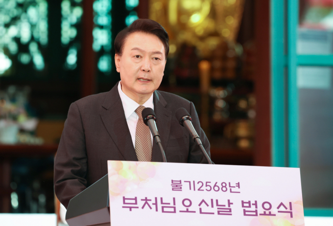 윤석열 대통령이 15일 서울 종로구 조계사에서 열린 불기 2568년 부처님오신날 봉축법요식에서 축사하고 있다. /사진=뉴시스(대통령실통신사진기자단)