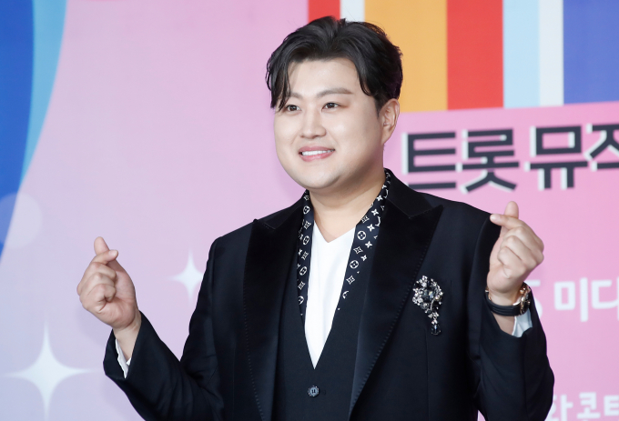 뺑소니 혐의를 받고 있는 가수 김호중에 대해 경찰이 강제 수사를 검토중인 것으로 알려졌다. 사진은 지난달 행사에 출연한 김호중. /사진=뉴스1