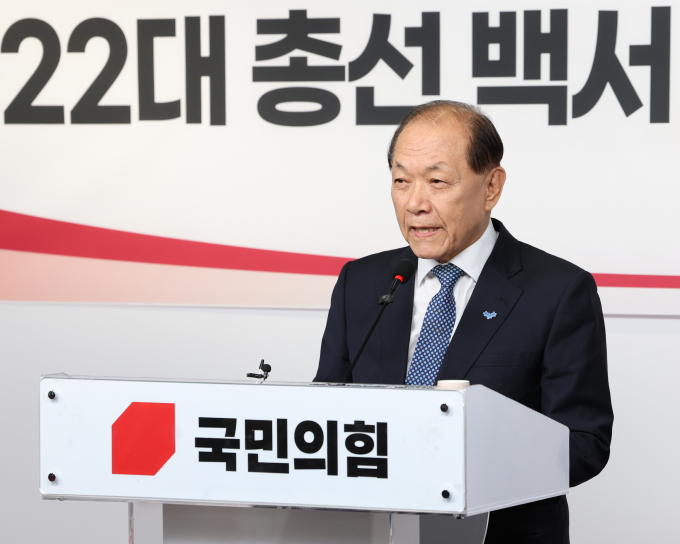황우여 국민의힘 비상대책위원장이 이재명 더불어민주당 대표가 입원 치료를 받는 기간 쾌유를 기원하는 과일바구니를 보낸 것으로 알려졌다. 사진은 지난 14이 기자회견 당시의 황 비대위원장. /사진=뉴스1