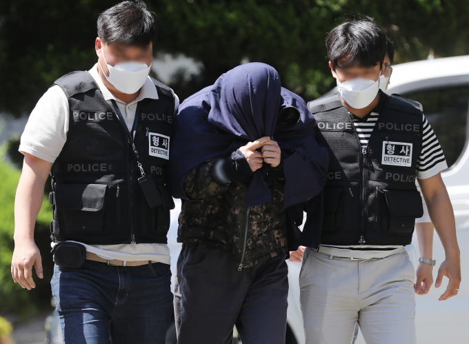 '태국 파타야 한국인 남성을 살해 사건' 범행에 가담한 혐의를 받아 국내에서 체포된 20대 남성이 15일 구속 전 피의자 심문(영장실질심사)에 출석하며 범행을 부인했다. /사진=뉴스1