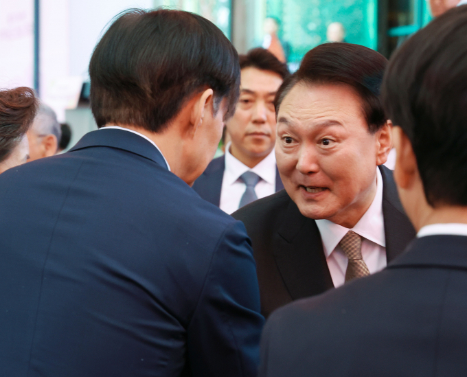 윤석열 대통령(오른쪽)과 조국 조국혁신당 대표가 15일 부처님 오신 날 행사가 열린 서울 종로구 조계사에서 조우해 악수를 나눴다. /사진=뉴시스 