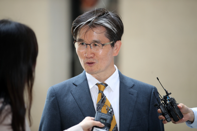 오동운 고위공직자범죄수사처(공수처)장 후보자가 20세 장녀에게 재개발이 예정된 배우자의 토지와 주택을 매매한 것에 대해 사과했다. 사진은 지난달  오 후보자가 경기 과천시에 마련된 인사청문회 준비 사무실로 출근하는 모습. /사진=뉴스1
