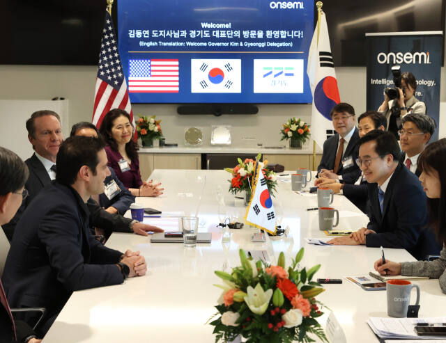 김동연 경기도지사가 14일 오후 1시(현지시간) 스콧츠데일시에 위치한 온세미 본사에서 하싼 엘 코우리(Hassane El-Khoury) 온세미 회장, 왕웨이청 최고운영책인자(COO), 강병곤 사장 등과 만나 경기도 중소기업과의 상호협력과 추가 투자 등을 당부하고 있다. / 사진제공=경기도