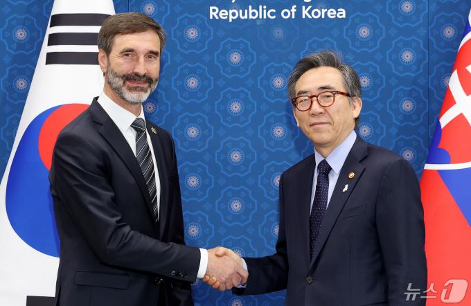 조태열 외교장관과 유라이 블라나르 슬로바키아 외교장관이 15일 오전 서울 종로구 외교부청사에서 열린 한·슬로바키아 외교장관회담에 앞서 인사를 나누고 있다. 2024.5.15/뉴스1 ⓒ News1 박지혜 기자