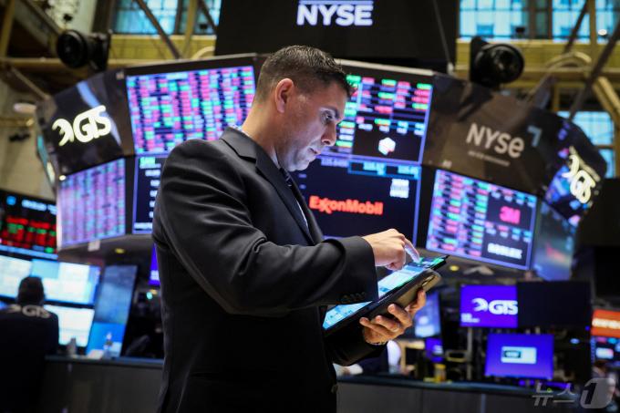 Traders work on the floor at the New York Stock Exchange (NYSE) in New York City, U.S., May 8, 2024. REUTERS/Brendan McDermid ⓒ 로이터=뉴스1