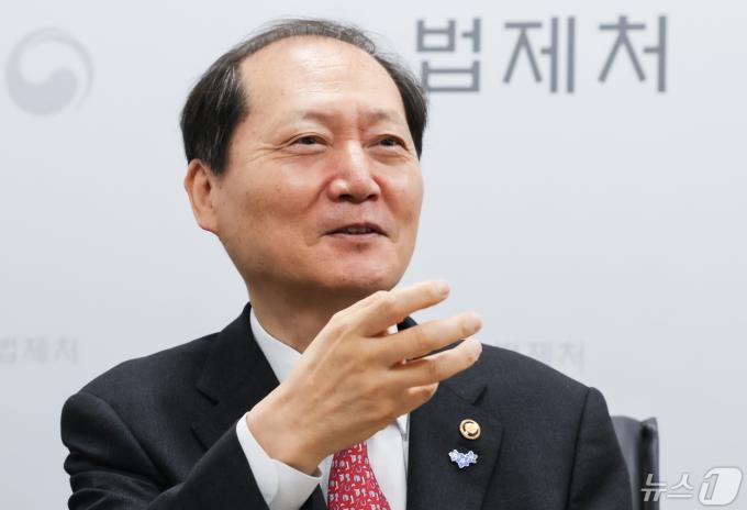이완규 법제처장이 10일 서울 종로구 정부서울청사에서 뉴스1과 인터뷰를 하고 있다. 2024.5.10/뉴스1 ⓒ News1 허경 기자