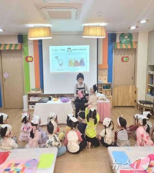동작구 해사랑어린이집 아이들이 '비밀 주머니 속 식재료 알아맞히기' 체험을 하는 모습. (서울시 제공)ⓒ 뉴스1