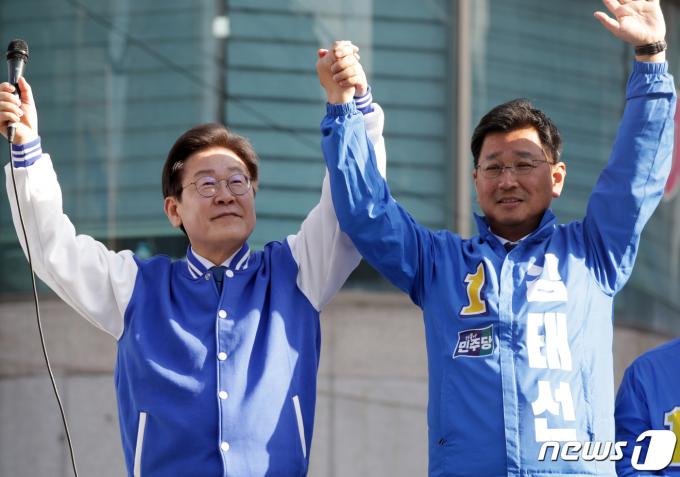 이재명 더불어민주당 대표 겸 상임선대위원장이 4일 오후 울산 동구 대송시장에서 김태선(울산 동구)후보 지원유세를 하고 있다.2024.4.4/뉴스1 ⓒ News1 김지혜 기자