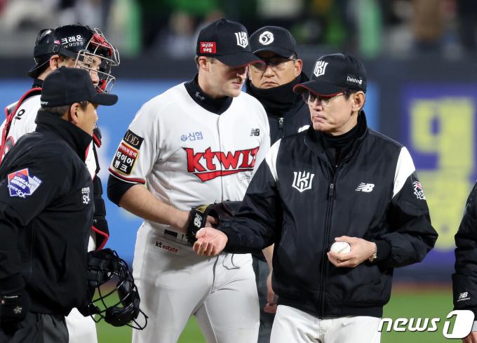 3시즌 째 동행하고 있는 이강철 KT 감독(오른쪽)과 웨스 벤자민(가운데). /뉴스1 DB ⓒ News1 이동해 기자