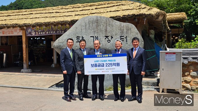 정재헌 농협은행 전남본부장(오른쪽)이 14일 전남 구례와 경남 하동의 중간지점에 위치한 화개장터에서 농협은행 경남본부·경남신보와 함께 영호남 소기업·소상공인 지원을 위한 금융협력을 다짐하고 있다/사진=농협전남본부 제공.