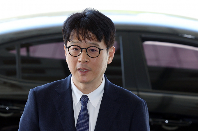 이창수 신임 서울중앙지검 검사장이 '친윤 검사'라는 지적에 대해 입을 열었다. 사진은 16일 오전 서울 서초구 서초동 서울중앙지방검찰청으로 출근해 취재진과 인터뷰를 하고 있는 이창수 서울중앙지검장. /사진= 뉴스1 