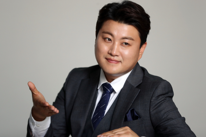 트로트 가수이자 성악가인 김호중이 지난 9일 교통사고 뺑소니 혐의로 경찰 조사를 받는 가운데 김호중이 12일 팬카페에 올린 글이 논란이 일고 있다. /사진=머니투데이