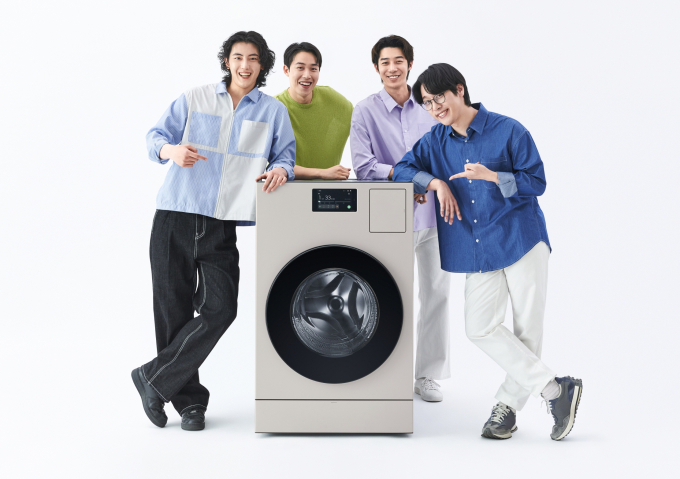 삼성전자의 '세상 모든. 축하의 순간엔 기프트 펀딩' 캠페인 참여자 지인들이 '비스포크 AI 콤보'를 선물하고 있다. / 사진=삼성전자