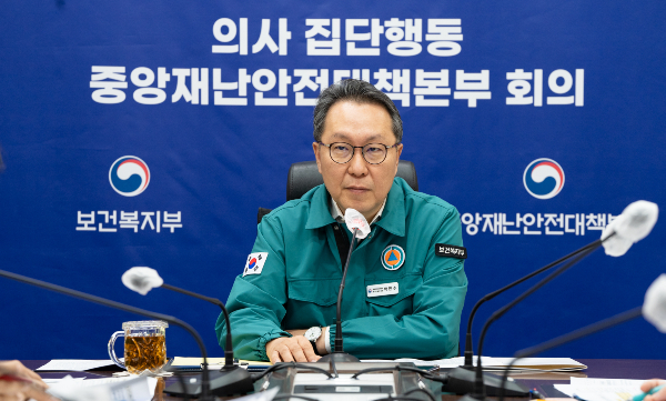 박민수 보건복지부 제2차관이 2000명 산출 근거에 대해 설명하자 의료계 측 법률 대리인이 간단한 산수도 안되는 수준이라고 비판했다. 박 차관이 지난 14일 세종시 정부세종청사에서 의사 집단행동 중앙사고수습본부 제44차 회의를 주재하고 있다. /사진=뉴스1