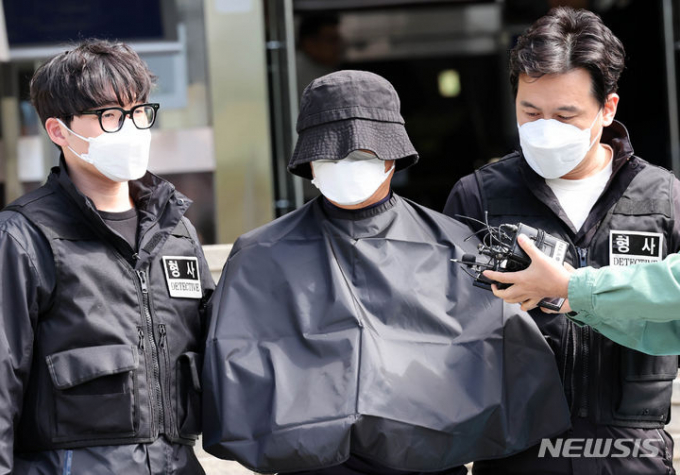 부산 법원 앞에서 흉기로 유튜버를 찔러 살해한 혐의를 받고 있는 50대 남성 A씨에 대해 경찰이 계획 범죄라고 판단했다. 사진은 검찰에 구속 송치되기 위해 16일 오전 부산 연제구 연제경찰서에서 호송차량에 탑승하기 위해 이동하고 있는 A씨. /사진= 뉴시스 