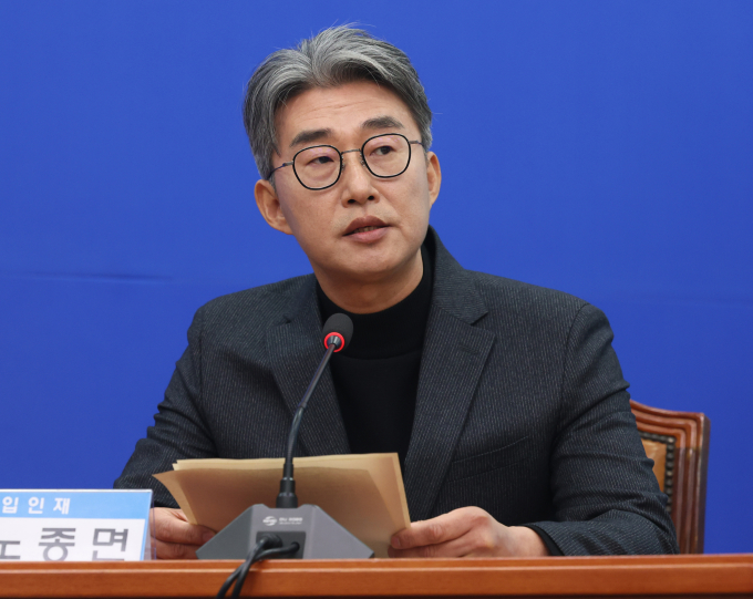 더불어민주당이 16일 김건희 여사 관련 의혹 규명에 대한 특검법을 추진하겠다고 전했다. 사진은 노종면 민주당 원내대변인이 지난 2월2일 서울 여의도 국회에서 열린 민주당 13·14차 인재영입식에서 인사말을 하는 모습. /사진=뉴스1