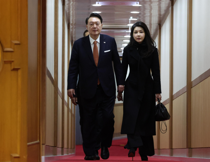 윤석열 대통령의 부인 김건희 여사가 캄보디아 총리의 방한 공식 오찬 자리에 참석한다. 사진은 네덜란드 국빈 방문 일정을 마치고 귀국한 윤 대통령(왼쪽)과 김 여사가 지난해 12월15일 성남 서울공항에 도착한 모습. /사진=뉴시스