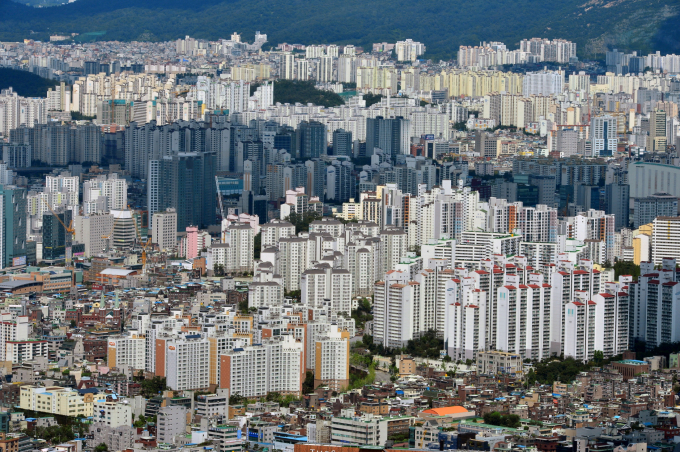 부동산시장 불황에도 아파트 거래량은 늘어난 것으로 조사됐다. 사진은 서울시내 한 아파트 밀집 지역. /사진=뉴시스