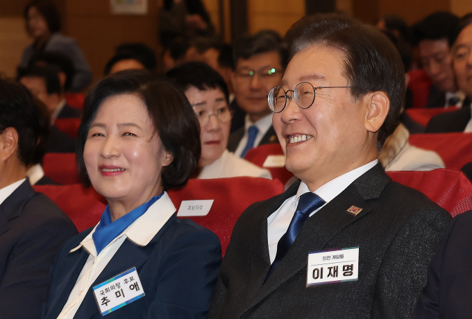 이재명 더불어민주당 대표가 국회의장단 후보 선출에 대해 개개인의 선호를 넘어 판단해달라고 당부했다. 사진은 이 대표(오른쪽)가 16일 서울 여의도 국회 의원회관에서 열린 제22대 국회 전반기 국회의장단 후보 선출을 위한 민주당 당선자총회에서 국회의장 후보인 추미애와 미소를 짓고 있는 모습. /사진=뉴스1