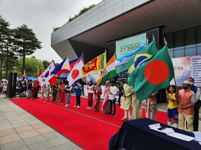 지난해 5월 21일 성남시청 광장에서 지구촌 어울림 축제 행사에서 국기 퍼레이드를 열고 있다. / 사진제공=성남시
