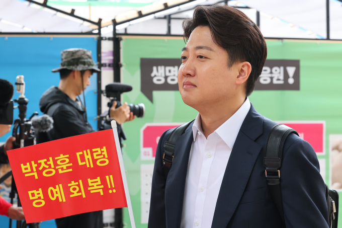 이준석 개혁신당 대표가 안철수 국민의힘 의원(경기 성남분당갑)이 채상병 특검법 찬성 의견을 밝히자 감사를 표했다. 사진은 이 대표가 지난 11일 서울 중구 서울광장에서 해병대사관81기 동기회 주최로 진행된 박정훈 대령 명예회복·채해병 순직 진상규명 촉구 해병대 국토종주 4차 행군에 동참한 모습. /사진=뉴시스 