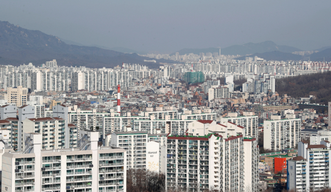 지난달 서울 민간아파트 분양가는 3.3㎡당 3884만원으로 1년새 26.8%가 상승했다. 사진은 서울에 밀집돼 있는 아파트 모습. /사진=뉴스1