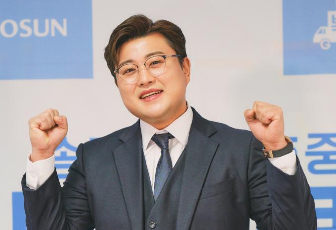 뺑소니 및 운전자 바꿔치기 의혹을 받고 있는 트로트 가수 김호중(33)의 방송계 손절이 시작됐다. 사진은 지난 2022년 11월  온라인 생중계로 진행된 TV조선 예능 '복덩이들고' 기자간담회에 참석한 가수 김호중. /사진=머니투데이