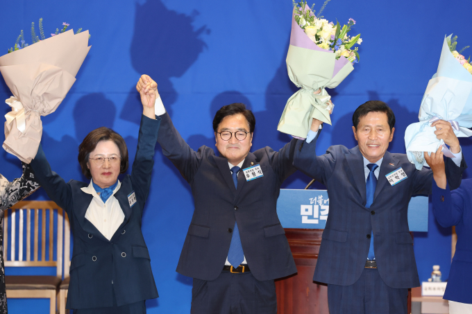 22대 국회 전반기 국회의장 후보자로 우원식 더불어민주당 의원(서울 노원을)이 선출됐다. 사진은 우 의원(가운데)과 이학영 민주당 의원(오른쪽)이 16일 서울 여의도 국회 의원회관에서 열린 22대 국회 전반기 국회의장단 후보 선출 당선자 총회에서 국회의장-부의장 후보로 선출된 뒤 손을 맞잡고 있는 모습. /사진=뉴시스