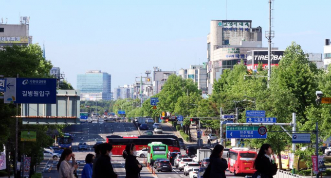 오는 17일 낮 최고기온이 28도까지 오르고 청정할 예정이다. 사진은 16일 오전 구름 한 점 없는 맑은 날씨를 보이고 있는 인천 남동구. /사진= 뉴시스 