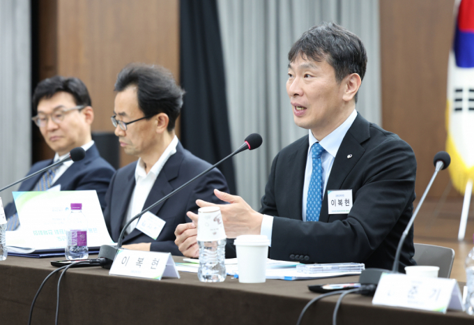 이복현 금감원장이 엄정한 관리로 부동산 PF를 정상화하겠다고 강조했다. 이복현 금융감독원장이 8일 오후 서울 중구 은행회관에서 열린 '2024년도 금융감독자문위원회 전체회의'에서 발언하고 있다. 사진은 기사내용과 직접적인 관련이 없음 /사진=뉴시스