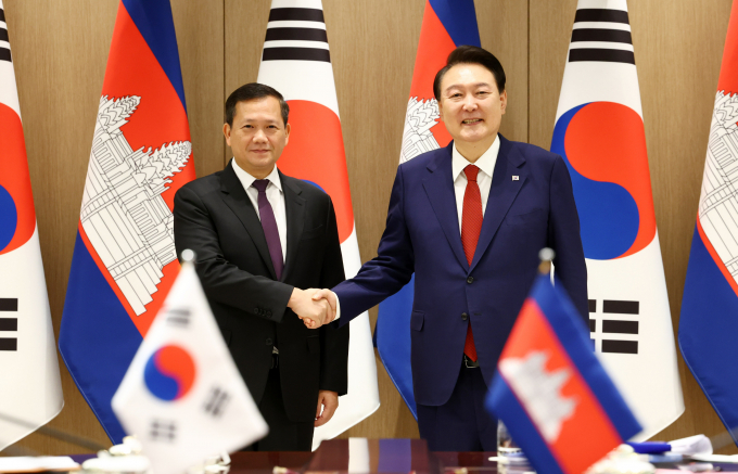 윤석열 대통령이 16일 진행된 훈 마넷 캄보디아 총리와 정상회담에서 국방부터 무역, 금융 분야 등의 협력 확대에 합의했다. 사진은 윤 대통령(오른쪽)과 마넷 총리가 16일 서울 용산 대통령실 청사에서 열린 한·캄보디아 정상회담에 앞서 악수하는 모습. /사진=뉴시스