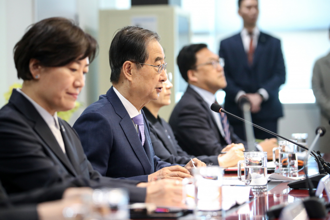 정부가 안전(KC)인증이 없는 위해 제품·'짝퉁'·금지 품목 등 해외 직구 품목 관리 강화에 나선다. 한덕수 국무총리가 16일 오전 인천 중구 인천공항세관 특송물류센터에서 열린 국정현안관계장관회의를 주재하고 있다. /사진=뉴스1