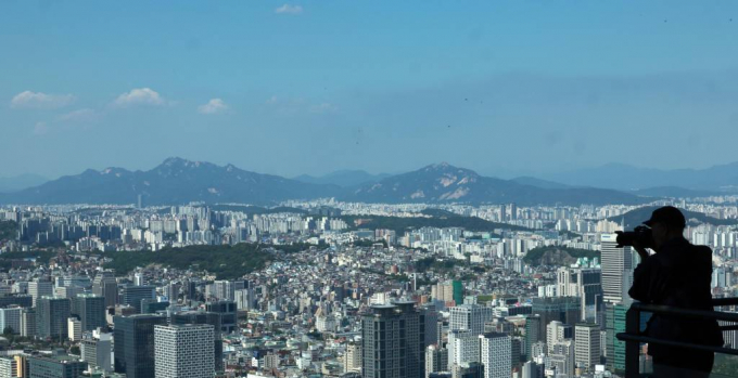 17일 전국이 대체로 맑고 청정할 예정이다. 사진은 지난 13일 오후 서울 남산에서 여유로운 시간을 보내고 있는 관광객. /사진= 뉴시스 