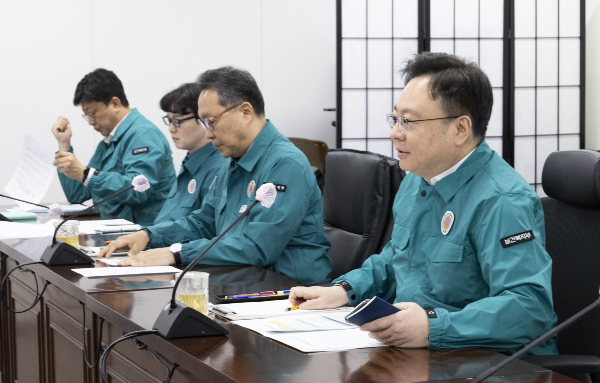 정부가 의료개혁을 완수하겠다는 의지를 재차 강조하면서 보건의료정책심의위원회 회의 종료 전에 보도자료로 의대 증원 규모를 배포했다는 의혹을 해명했다. 조규홍 보건복지부 장관이 지난 16일 오전 서울 종로구 정부서울청사에서 의사 집단행동 중앙사고수습본부 제45차 회의를 주재하고 있다. /사진=보건복지부
