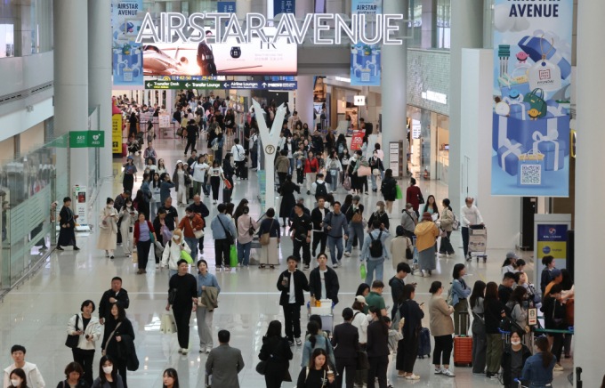 인천국제공항 면세점이 이용객들로 북적이고 있다.사진=(인천공항=뉴스1)