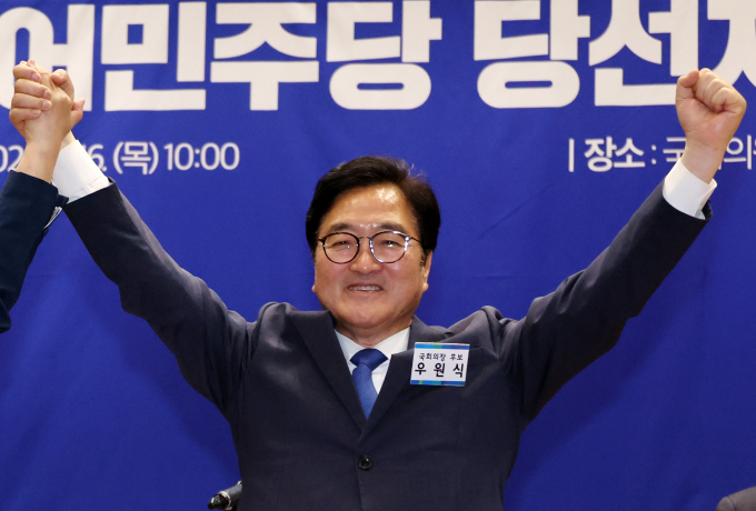 우원식 더불어민주당 의원(서울 노원을)이 지난 16일 민주당 당선자 총회에서 국회의장 후보로 선출됐다. 사진은 우 의원이 지난 16일 서울 여의도 국회 의원회관에서 열린 제22대 국회 전반기 국회의장단 후보 선출 당선자 총회에서 참석자들에게 인사하는 모습. /사진=뉴시스 