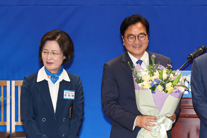 우원식 민주당 의원이 국회의장 후보로 선출되자 정치권에선 이변이 일어났다고 해석했다. 사진은 우 의원(오른쪽)이 지난 16일 서울 여의도 국회 의원회관에서 열린 제22대 국회 전반기 국회의장단 후보 선출 당선자 총회에서 국회의장 후보로 선출된 뒤 미소짓는 모습. /사진=뉴시스