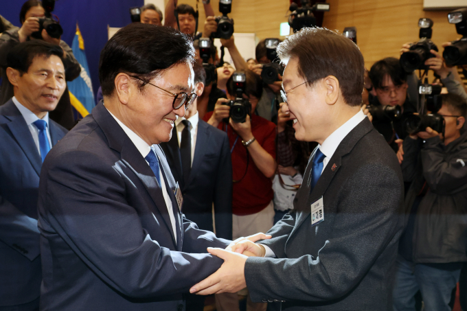 우원식 민주당 의원은 국회의장 후보 선출에 21대 국회와 정말 다른 국회가 될 것이라고 소감을 전했다. 사진은 우 의원(왼쪽)이 지난 16일 서울 여의도 국회 의원회관에서 열린 제22대 국회 전반기 국회의장단 후보 선출 당선자 총회에서 국회의장 후보로 선출된 뒤 이재명 민주당 대표와 악수를 나누는 모습. /사진=뉴시스