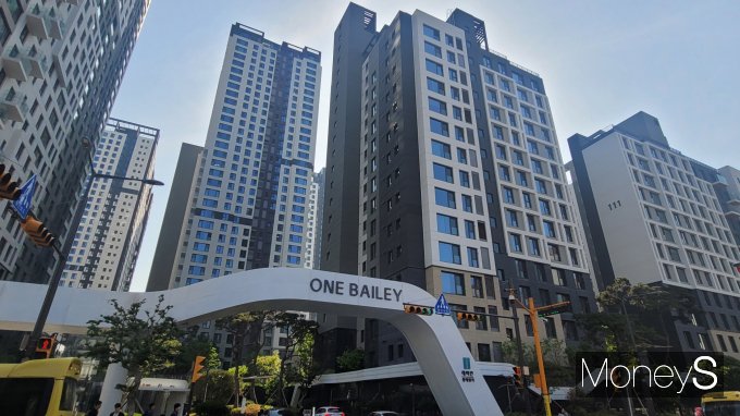 서울 아파트시장이 전세대란 조짐을 보이고 있다. 강남권 고가 아파트의 경우 높은 전세가격으로 인해 분위기는 딴판이다. 사진은 서울 서초구 반포동 '래미안 원베일리'. /사진=김창성 기자