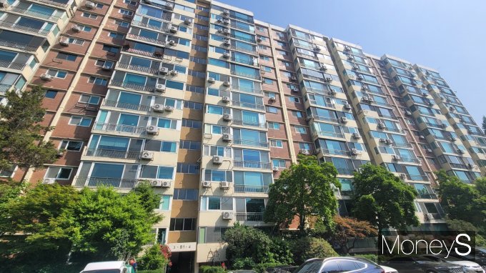 서울 아파트시장에 수요와 공급이 맞지 않는 전세대란 분위기가 감지되지만 고가 아파트가 밀집한 곳은 큰 영향이 없는 모습이다. 사진은 서울 강남구 압구정동 '현대아파트'. /사진=김창성 기자
