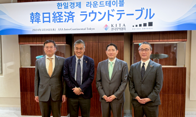 16일 일본 도쿄에서 열린 '제1차 한일교류특별위원회-일본경제동우회 간담회'에서 김남정 동원그룹 회장(왼쪽부터), 다마츠카 겐이치 롯데홀딩스 대표, 조현준 효성그룹 회장, 미케 카네츠구 미쓰비시UFJ파이낸셜그룹 대표가 기념촬영을 하고 있다. / 사진=한국무역협회