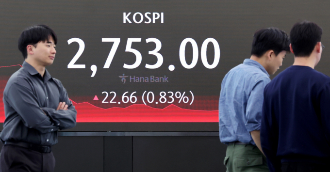 16일 서울 중구 하나은행 딜링룸에서 딜러들이 업무를 보고 있다. /사진=뉴시스  /사진=김진아