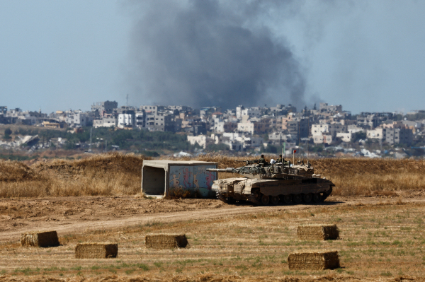 가자지구에서 아군의 오인 사격으로 이스라엘 군인 5명이 숨졌다. 사진은 가자지구 인근 지역에 배치된 이스라엘 탱크. /사진=로이터