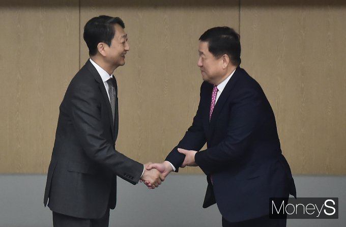 [머니S포토] 재생에너지 발전·제조 기업 CEO 간담회, 인사 나누는 '안덕근' 장관