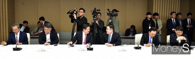 [머니S포토] 재생에너지 CEO 간담회, 대화 나누는 포스코인터내셔널·LS전선 대표이사