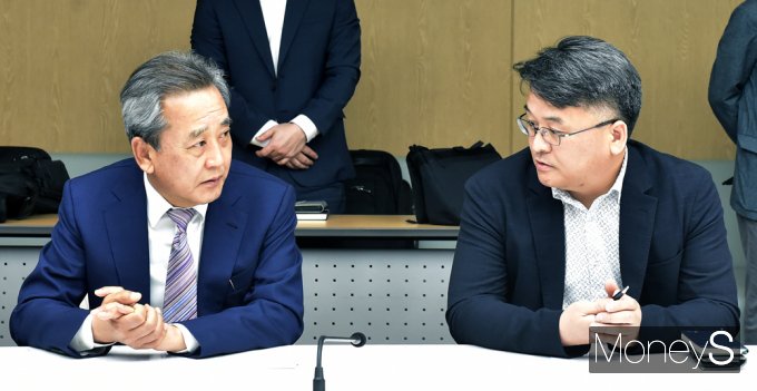 [머니S포토] 의견 나누는 KOPIA 홍성민·HD현대엔솔 박종환