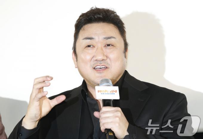 배우 마동석이 16일 오후 서울 강남구 메가박스 코엑스에서 열린 '범죄도시4' 흥행 감사 쇼케이스에서 볼 하트를 그리고 있다. '범죄도시4'는 개봉 22일째인 지난 15일 오전 7시 30분(영진위 통합전산망 기준) 천만 관객을 넘어서며 한국영화 사상 최초 시리즈 트리플 천만을 기록했다. '범죄도시4'는 올해 최단기간 천만, 시리즈 최단기간 천만 돌파 기록도 세웠다. 더불어 1편부터 4편까지 통틀어 누적 관객 4천만을 기록, 한국 영화 시리즈 사상 최초 기록을 더했다. 2024.5.16/뉴스1 ⓒ News1 권현진 기자