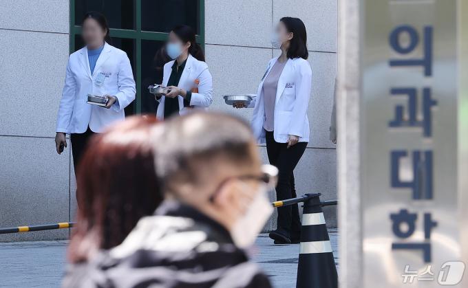 서울고법 행정7부(부장판사 구회근 배상원 최다은)의 의대 교수, 의대생 등 18명이 보건복지부·교육부 장관을 상대로 제기한 의대 증원 집행정지 신청 항고심 판단이 나올 것으로 발표된 16일 오후 서울 시내 한 의과대학 앞으로 의료진들이 발걸음을 옮기고 있다. 2024.5.15/뉴스1 ⓒ News1 김진환 기자
