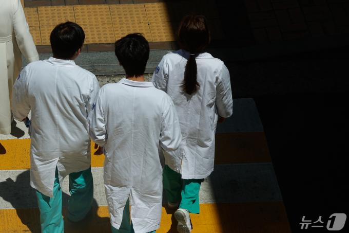 의대 정원 2000명 증원·배분 결정 효력을 멈춰달라며 의사들이 정부를 상대로 낸 집행정지 신청 결과가 오후 5시쯤 나올 예정인 가운데 16일 오후 서울 시내 대학병원에서 의료진이 이동하고 있다. 2024.5.16/뉴스1
